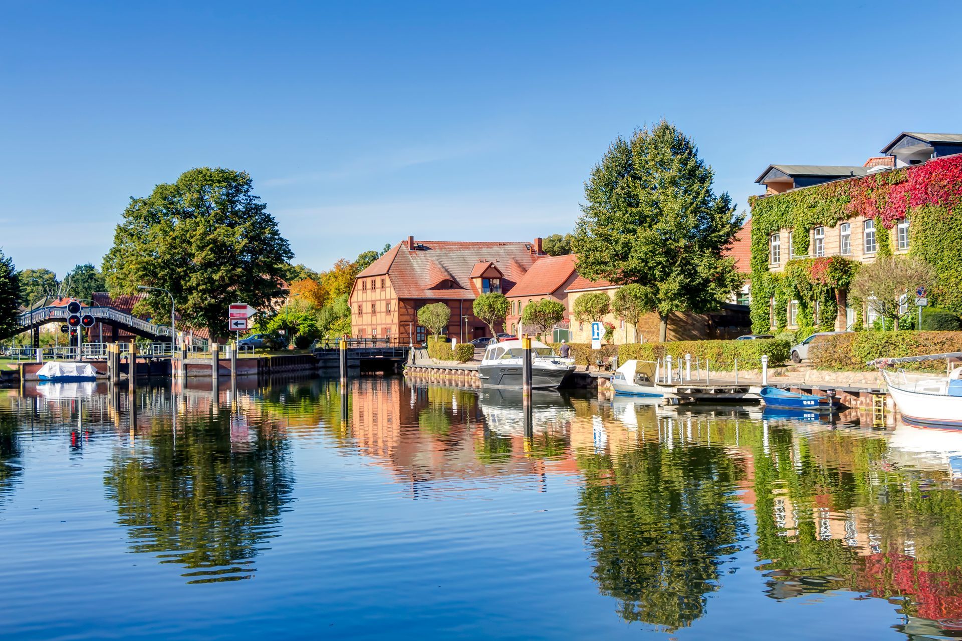 Altstadt von Plau am See in Mecklenburg-Vorpommern, Deutschland – kleine Boote am Fluss Elde
